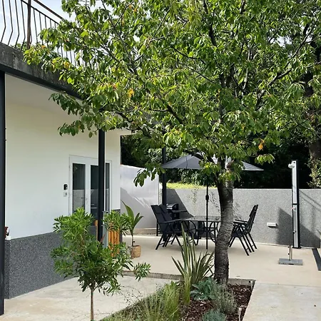 Cozy With Terrace + Free Parking Apartment *