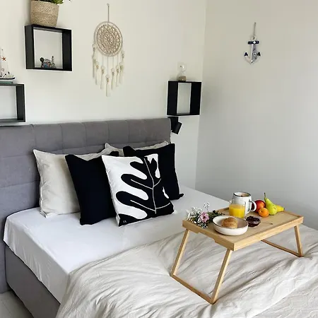 Cozy With Terrace + Free Parking 公寓 *