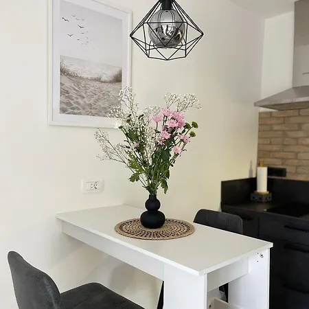 Cozy With Terrace + Free Parking 奥帕提亚